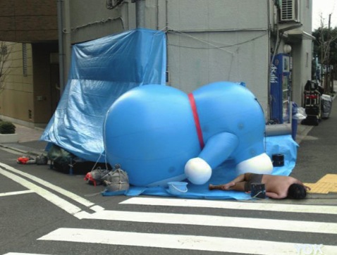 Japonés durmiendo con Doraemon class=